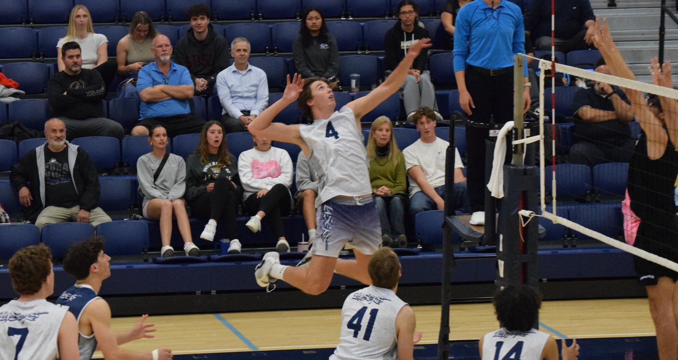 No. 4 in the state men's volleyball team sweeps the Hawks