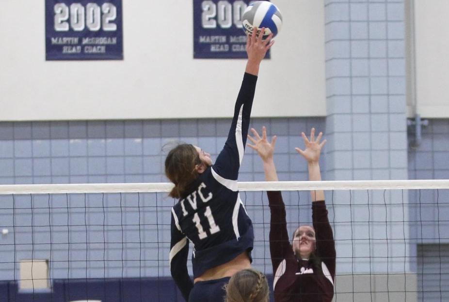 Women's volleyball team records road sweep at Canyons