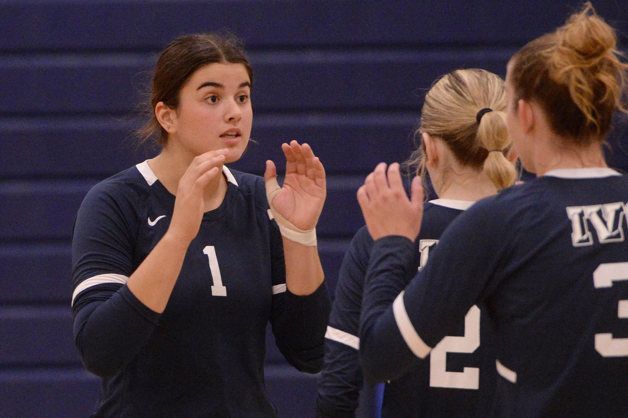 Women's volleyball team wins second straight, sweeps Dons