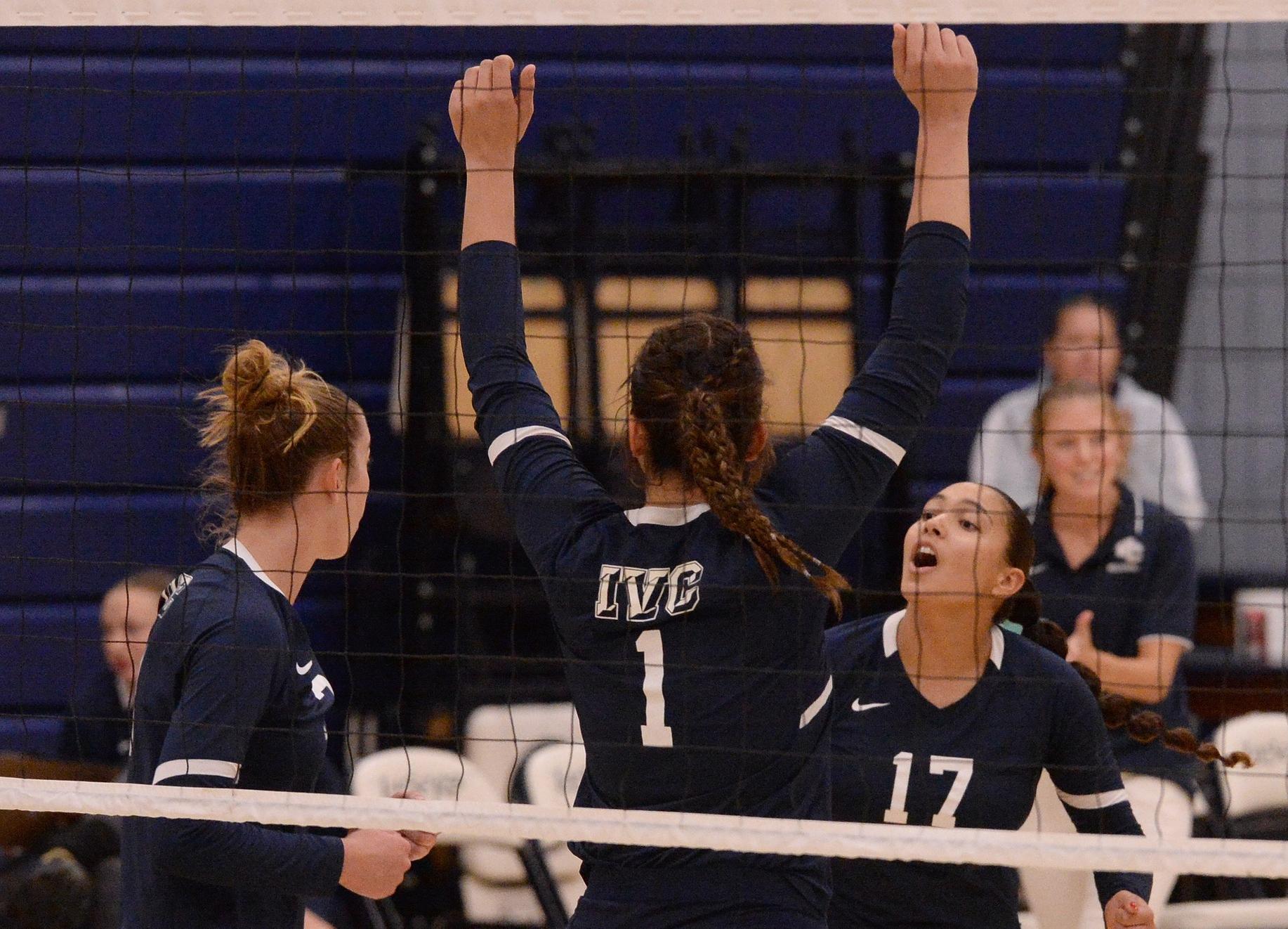 Women's volleyball team looks to bounce back Friday at home