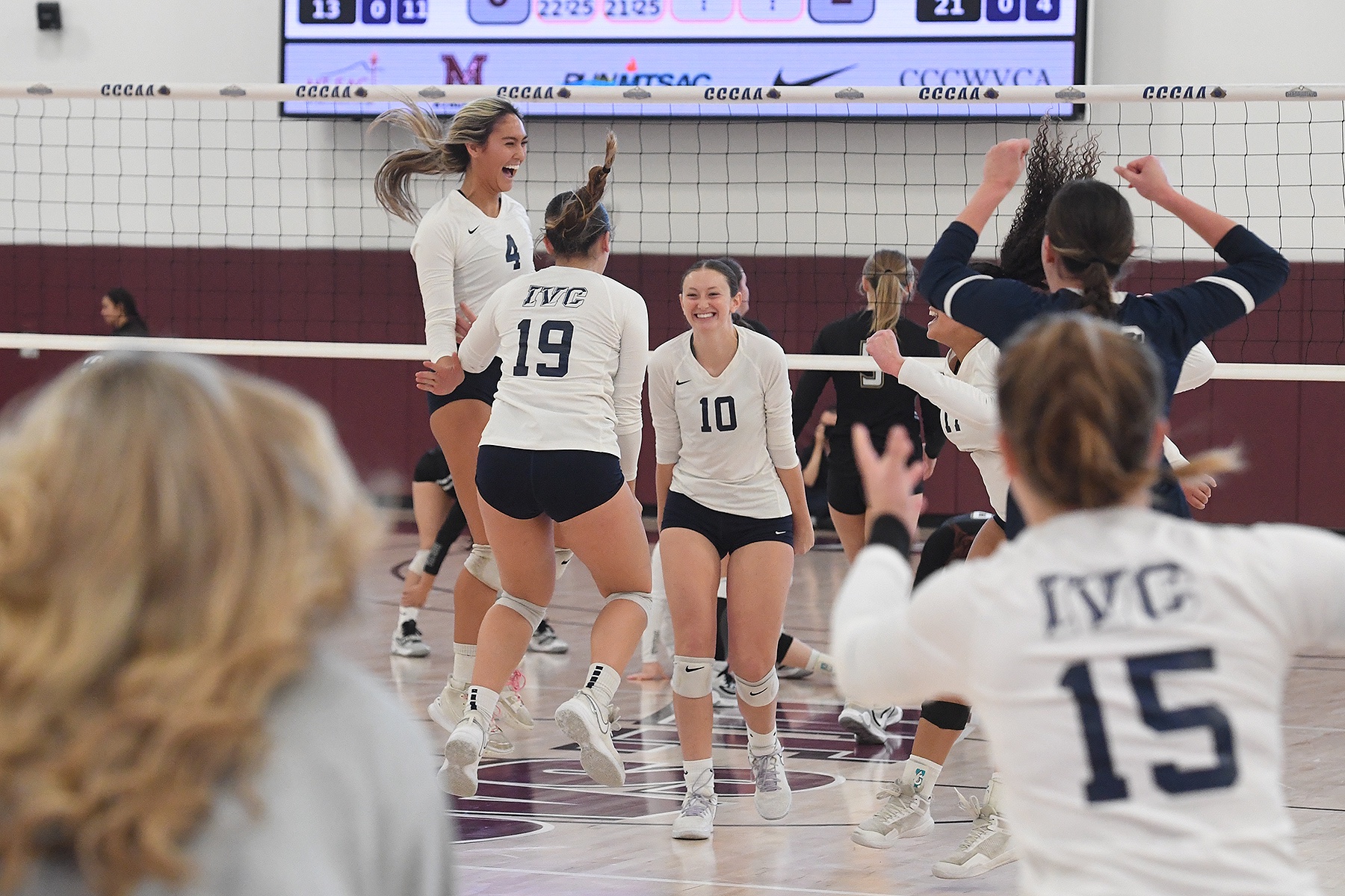 Volleyball team pulls off stunner to move into state semis
