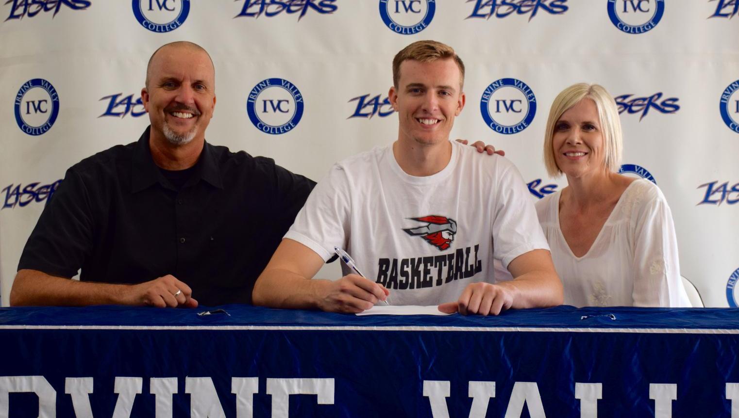 Men's basketball player Patrick Sniff signs with Western State
