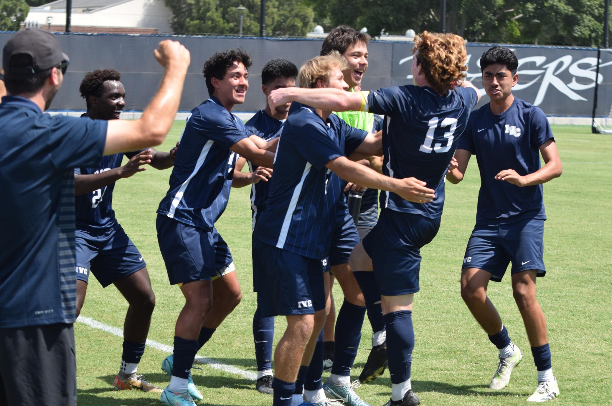 Men's soccer team scores in final minute for victory over SWC