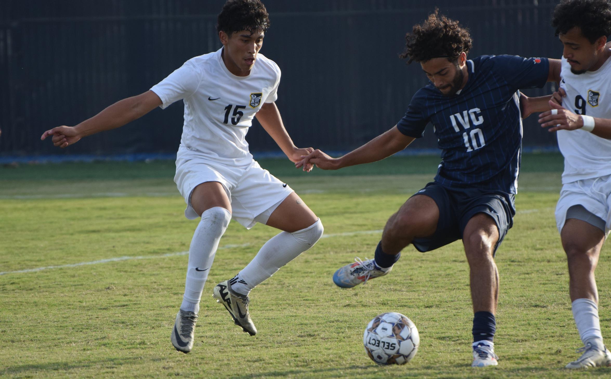 Men's soccer team falls in final minutes to Fullerton