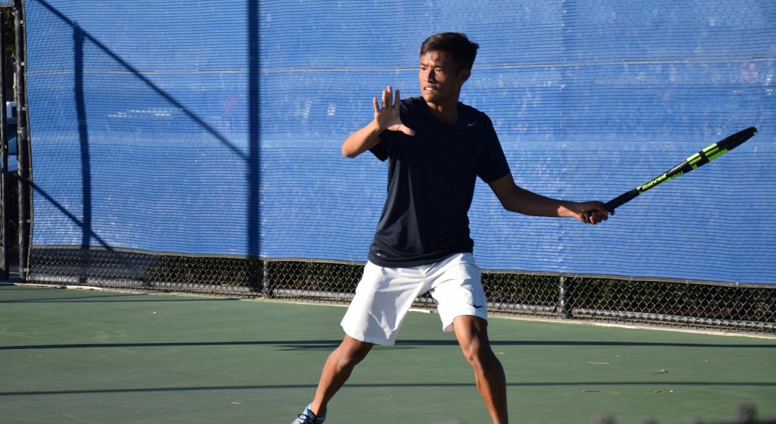 Men's tennis team wins at Riverside, moves closer to title