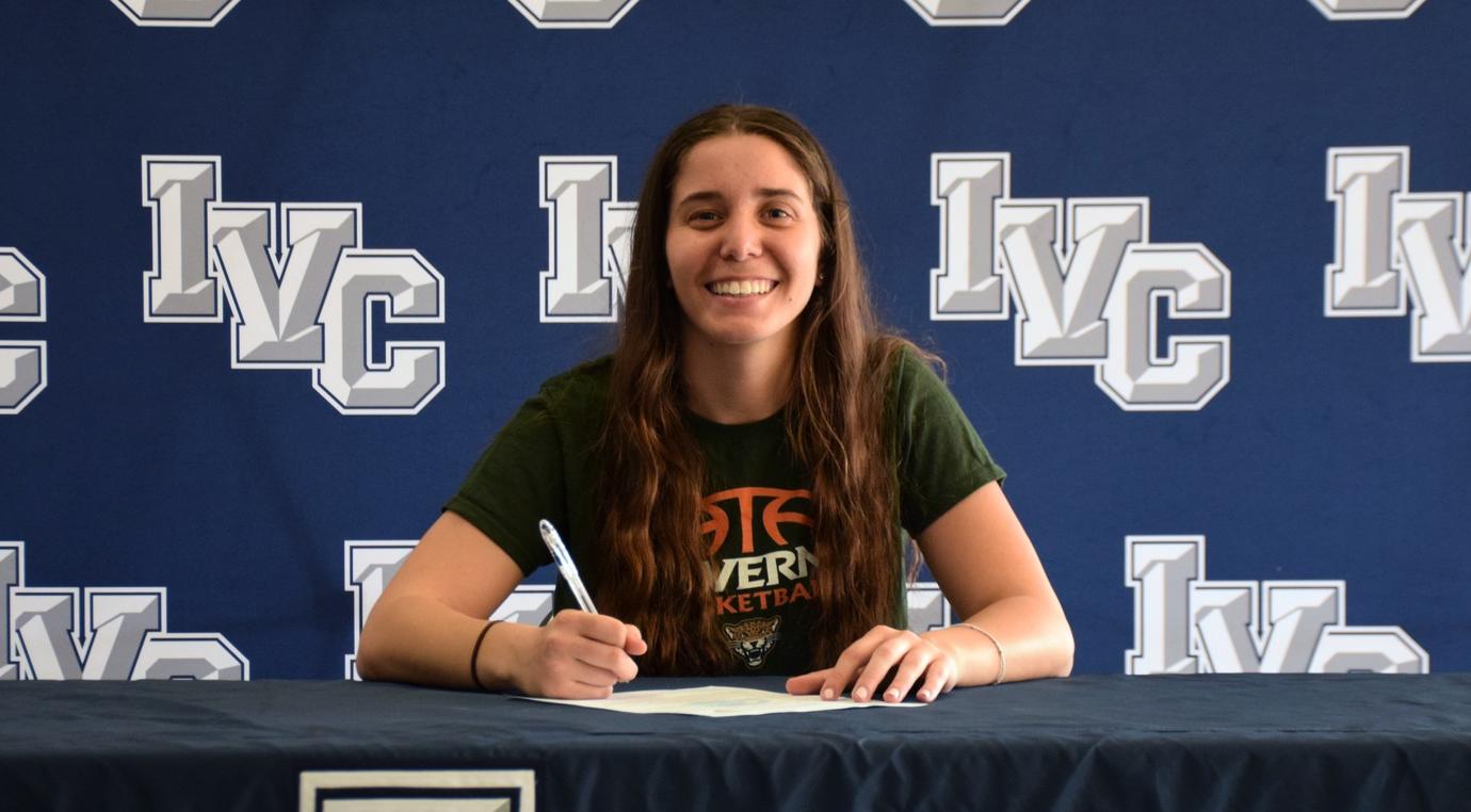 Women's basketball player Mary Dishoian headed to La Verne