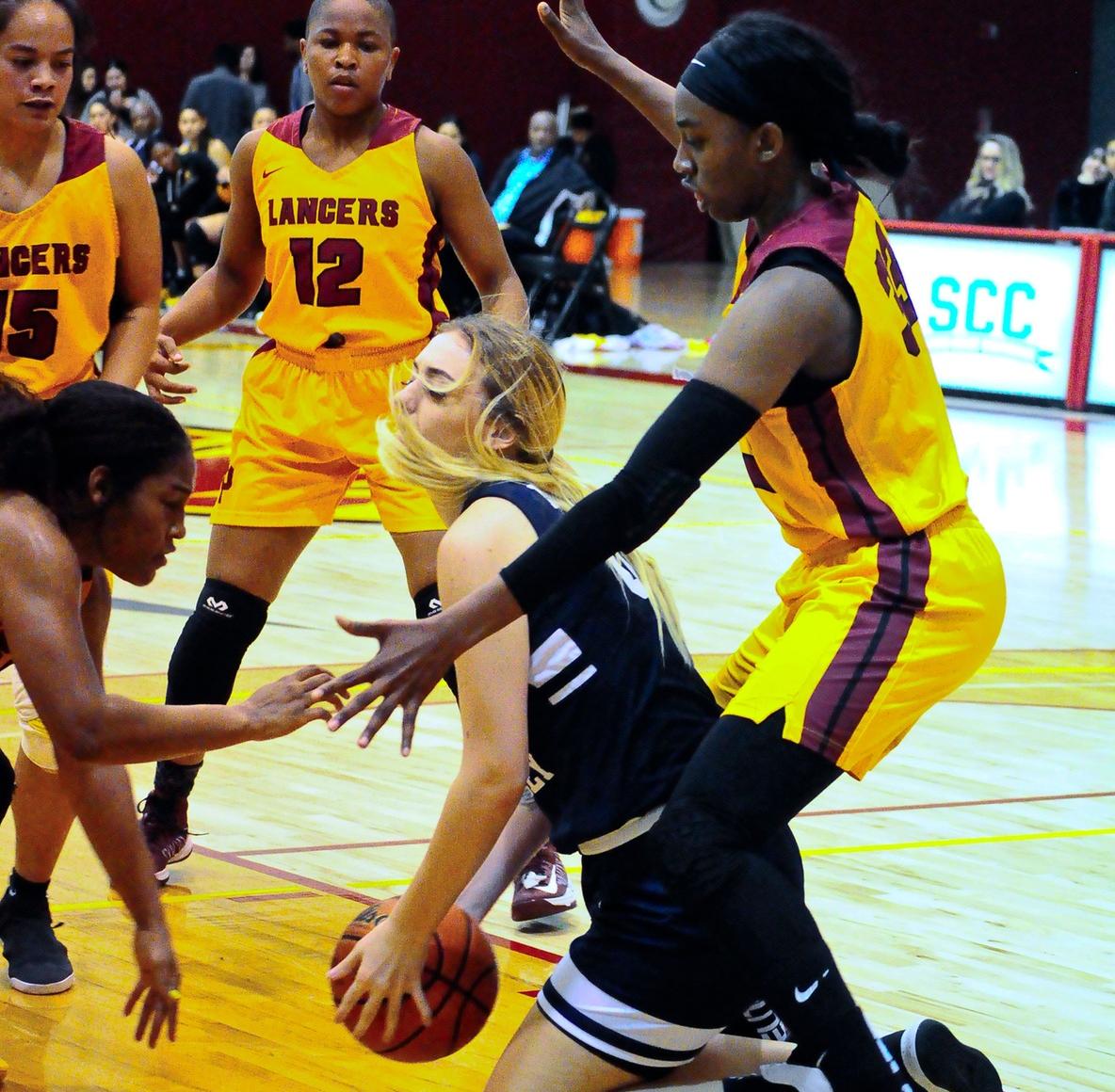 Women's basketball team picks up important road victory