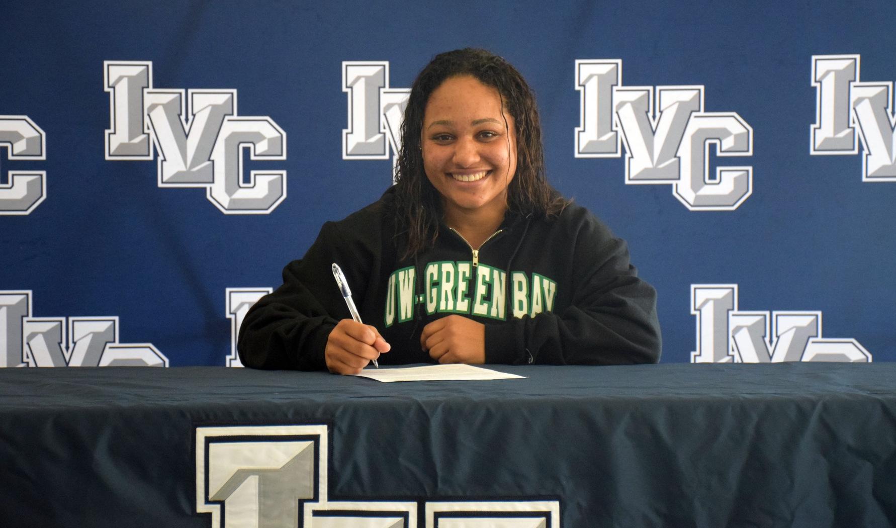 Savanna Hayes signs with Division I Wisconsin-Green Bay