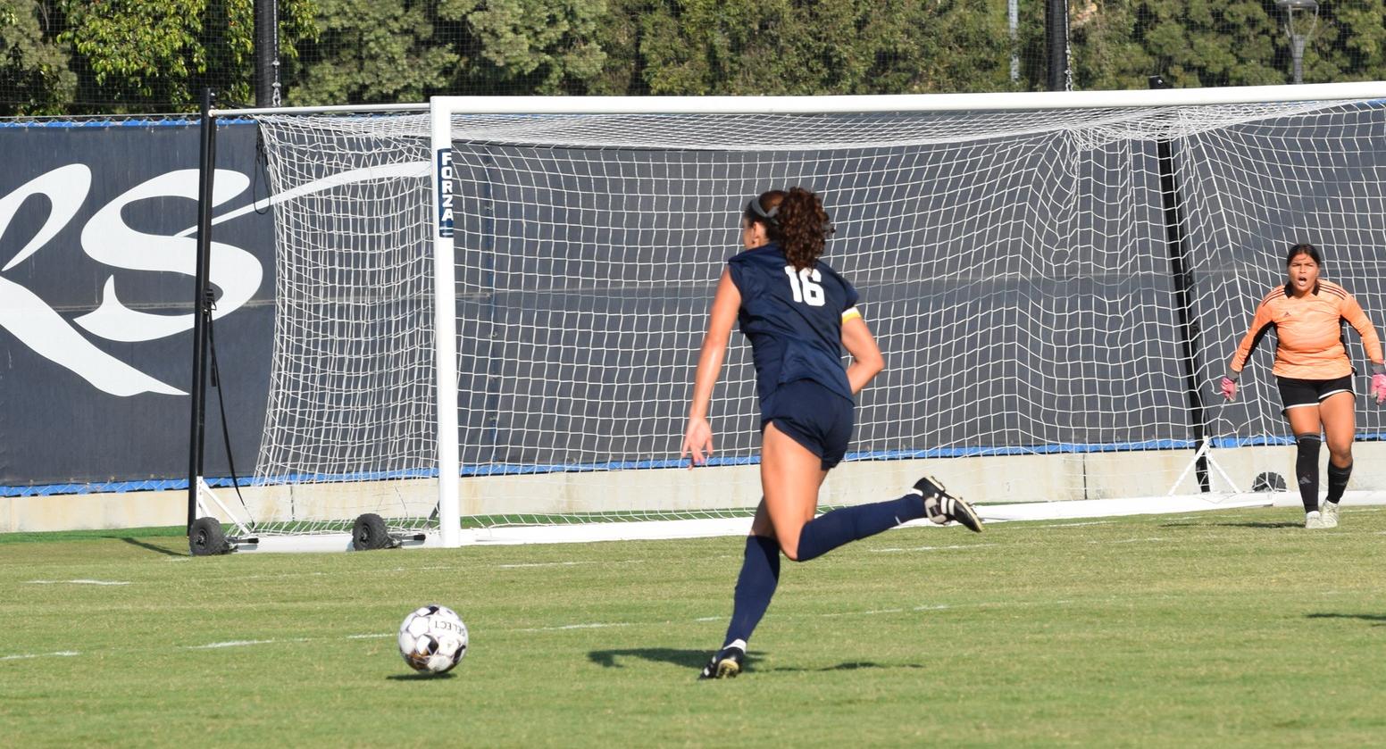 Women's soccer team shuts out Fullerton, 1-0, at home