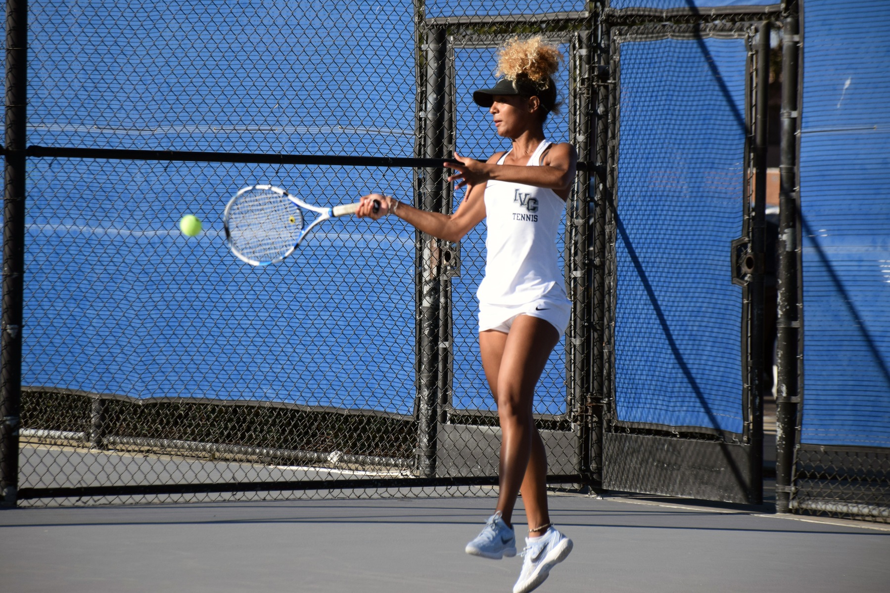 Women's tennis team finishes off Saddleback on the road