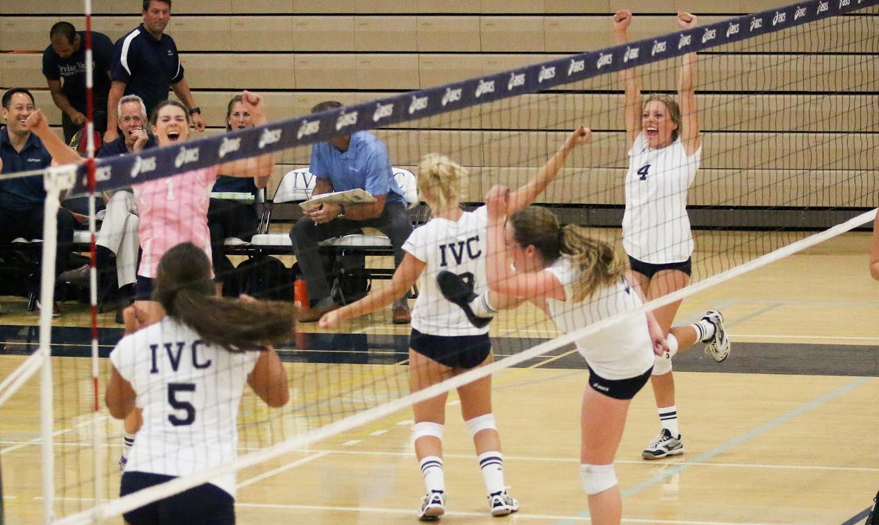 Women's volleyball team records solid win in 2015 opener