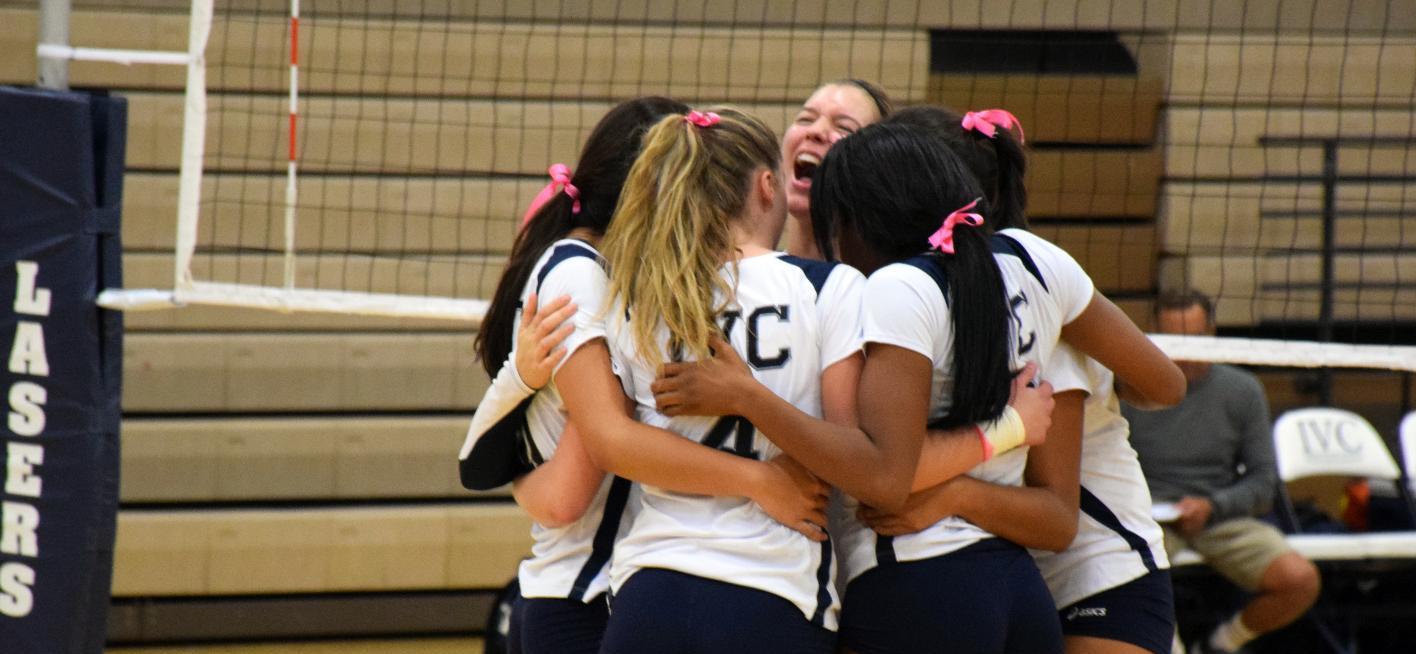 Women's volleyball team finishes perfect week with a sweep