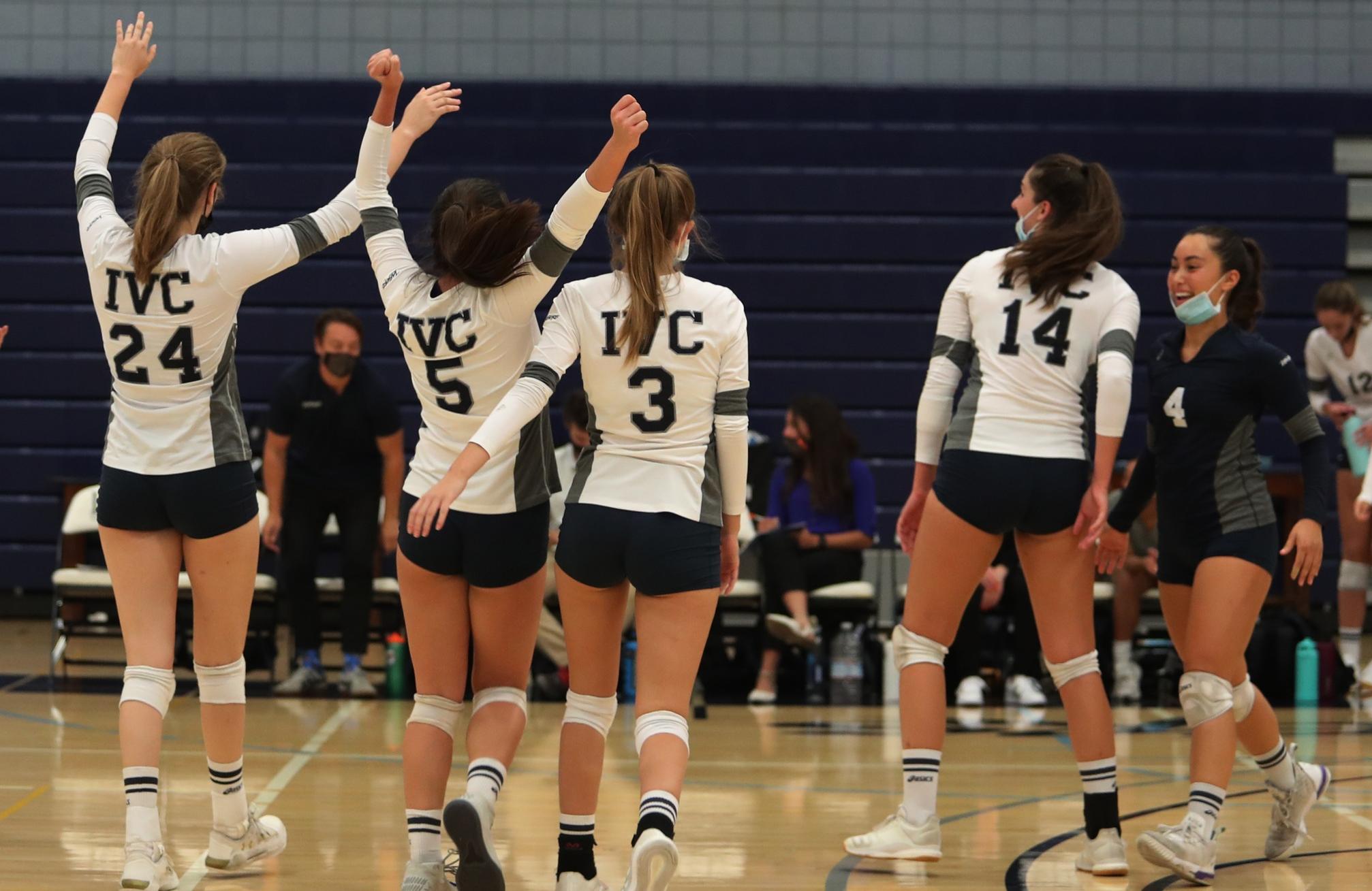 Women's volleyball team rolls Santiago Canyon at home