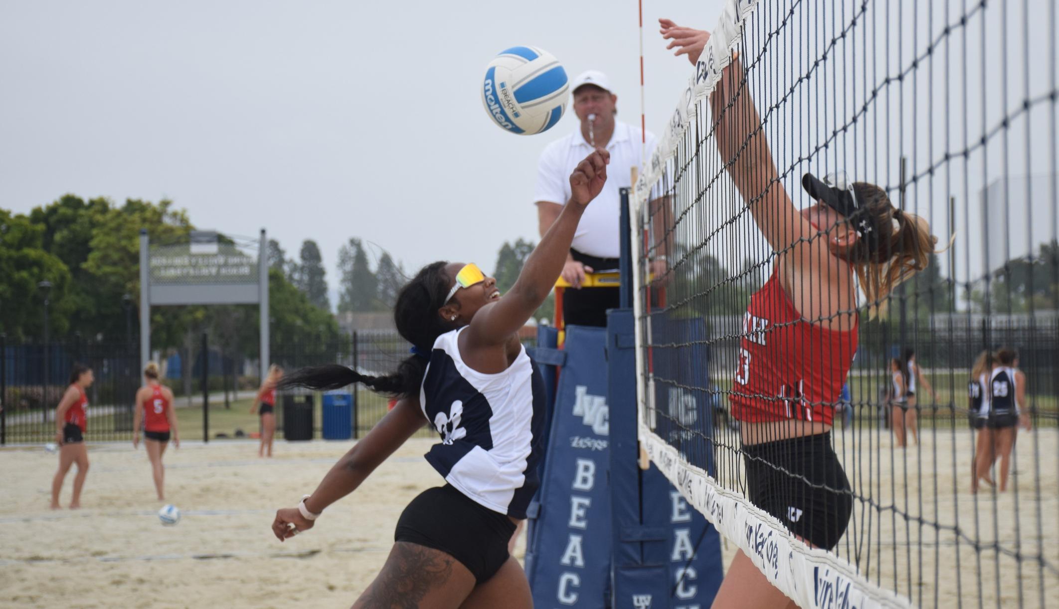 Women's beach volleyball team finishes two busy days