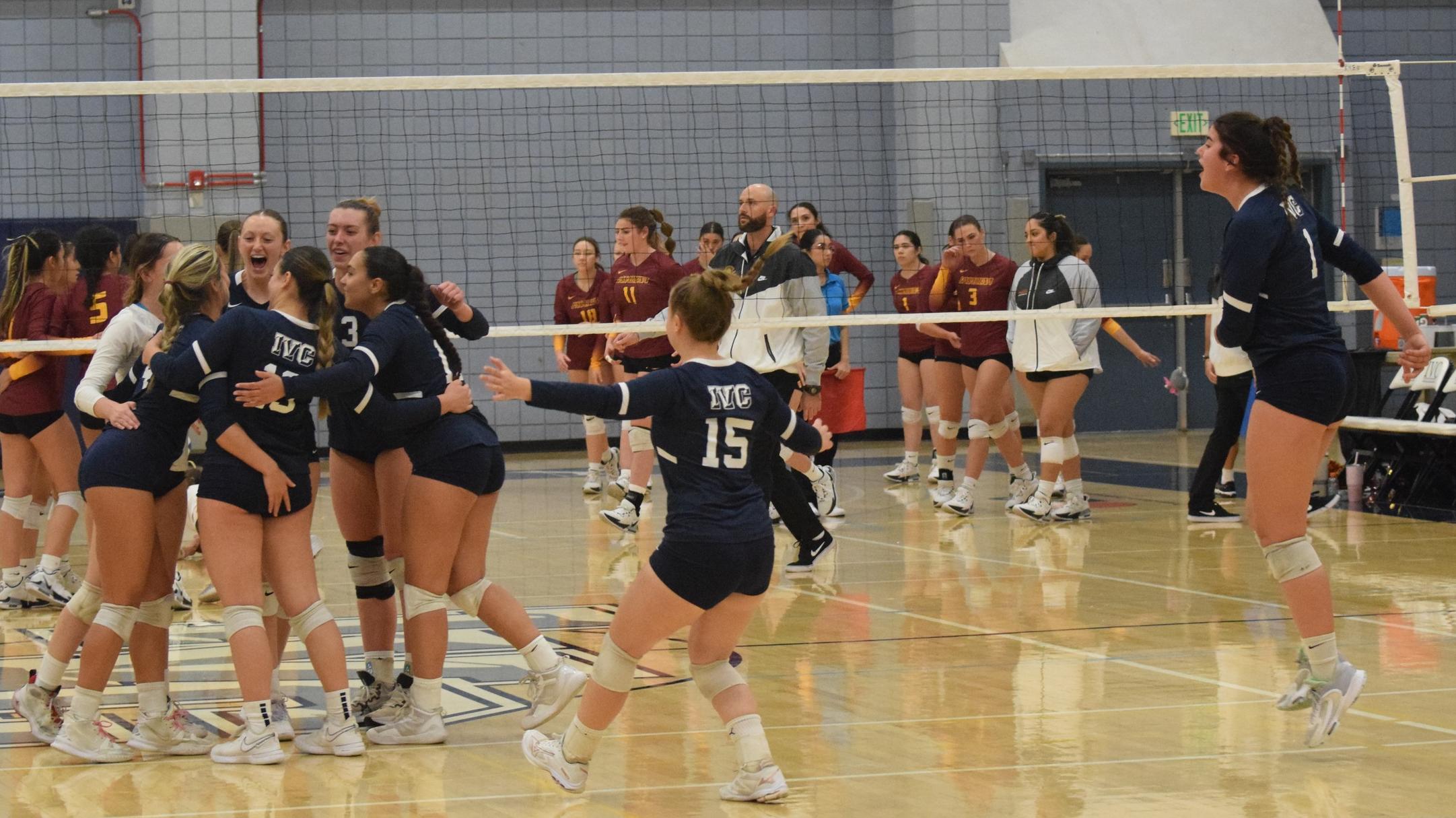 Women's volleyball team sweeps, moves on to regional finals